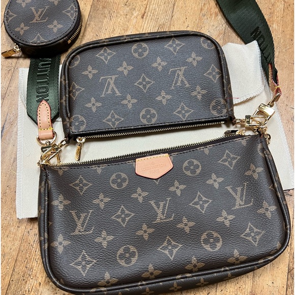Designer look -Stylish Crossbody Handbag. New condition. Perfect for a LV look. - Picture 2 of 7
